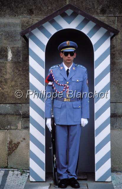tchequie  16.JPG - Garde a l'entrée du châteauPragueRépublique tchèque